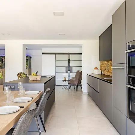 8 Personnes Avec Piscine Chauffee, Jardin De 6000 M2, 25mn De Lyon Villa